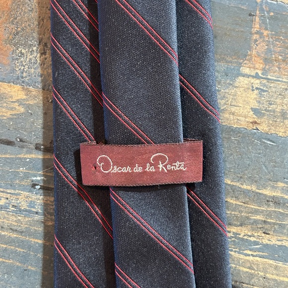 Oscar de la Renta Men's Necktie Classy Navy and red - Picture 2 of 4